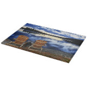 Woodenstoelen bij de zon op het meer aan de kust snijplank (Hoek)