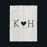 Woodgrain Couple's Initialen Personalized Wedding Fleece Deken<br><div class="desc">Stijlvolle, gepersonaliseerde design voor bruiloften, verjaardagen, vrijgezellenfeest, gastvrouw van de huisopwarmende partij, Valentijnsdag, moederdag, verjaardag... ..en meer. Pas het aan met de initialen van het paar en de bruiloft/familiedatum of pas het aan met uw eigen tekst, en u kunt de doopvont, de grootte, en de kleur van de tekst ook...</div>