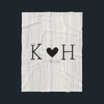 Woodgrain Couple's Initialen Personalized Wedding Fleece Deken<br><div class="desc">Stijlvolle, gepersonaliseerde design voor bruiloften, verjaardagen, vrijgezellenfeest, gastvrouw van de huisopwarmende partij, Valentijnsdag, moederdag, verjaardag... ..en meer. Pas het aan met de initialen van het paar en de bruiloft/familiedatum of pas het aan met uw eigen tekst, en u kunt de doopvont, de grootte, en de kleur van de tekst ook...</div>