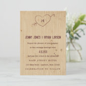 Woodgrain met Heart Wedding Invitation Kaart (Staand voorkant)