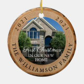 Woodgrain Slice eerste Kerstmis in ons nieuwe thui Keramisch Ornament (Achterkant)