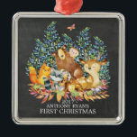 Woodland Animals Baby's Eerste kerstversiering Metalen Ornament<br><div class="desc">Schattigee bosdieren voor een babyjongen of meisjes eerste Kerstmis. Onze schattige bosscène met een bier,  hert,  vos,  uil,  wasbeer,  & eland. Overeenkomende objecten beschikbaar in onze winkel.</div>