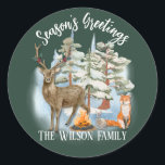 Woodland Animals Kerstmis Ronde Sticker<br><div class="desc">Bosdieren - een hert,  konijn en vos genieten allemaal van een kampvuur in het bos op een besneeuwde nacht en wensen u en uw "Season's Greetings" op de klassieke ronde sticker.</div>