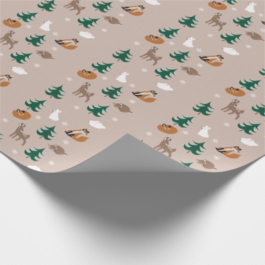 Woodland Animals Snowy Pine Trees Snowflakes Cadeaupapier (Hoek)