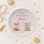 Woodland Animals Verjaardag Roze Papieren Bordje<br><div class="desc">Vier de grote dag van je kleintje met deze bosdieren verjaardagspapier borden in zacht blozend roze. Versierd met een lieve vos, konijn en beer, samen met speelse "Happy Birthday" -tekst, voegen deze borden een charmante touch toe aan bosrijke, bos- of rustieke feesten. Perfect voor het serveren van taart, snacks en...</div>