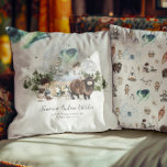 Woodland Aurora Nursery gepersonaliseerd Kussen<br><div class="desc">Breng de magie van het noorderlicht naar de kinderkamer van je baby met dit betoverende Woodland Aurora gepersonaliseerde Sierkussen. Dit prachtig geïllustreerde kussen beschikt over een serene bossenscène compleet met een grillige aurora borealis achtergrond, speelse huskies en een zachte jak, waardoor een verhalenboekomgeving ontstaat. Perfect voor het toevoegen van een...</div>