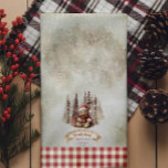 Woodland Beer Christmas komt eraan Theedoek<br><div class="desc">Schattige klein vakantie beer in een kerstpak, "Christmas Is Coming and We Can Bearly Wait" script tekst vakantie ontwerp met gedempte schemerige rode en mocha bruine tekst. Het ontwerp is voorzien van een zoet baby-beer met zijn kerstcadeautjes, ondersteund door een mokka en grijs bos met sierlijke kerstbomen en een waterverf...</div>