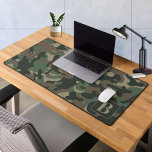 Woodland Camo gepersonaliseerd monogram camouflage Bureaumat<br><div class="desc">Maak kennis met onze camo bureaumat, ideaal voor het toevoegen van een vleugje militair geïnspireerde stijl aan uw home kantoor of game-setup. Het bosgroen, bruin en bruin camouflageontwerp geeft uw werkruimte een robuuste maar verfijnde uitstraling. Dit extra grote muismatje is het perfecte kantoor-accessoire, dat een glad oppervlak voor uw muis...</div>