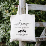 Woodland Deer Wedding Welcome Tote Bag<br><div class="desc">Welkom gasten bij je herfst of winterbruiloft met deze roestrijke gepersonaliseerde canvas tassen. Het ontwerp kenmerkt "welkom aan onze bruiloft"in een moderne mengeling van handgeschreven kalligrafiemanuscript en blokletters, met ruimte om met uw namen en datum te personaliseren. Een hertenpaar (een buck en een doe), aangesloten bij een hart voltooit het...</div>