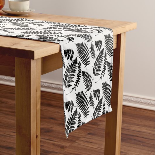 Woodland Fern Pattern, Black and White Korte Tafelloper (Voorbeeld)