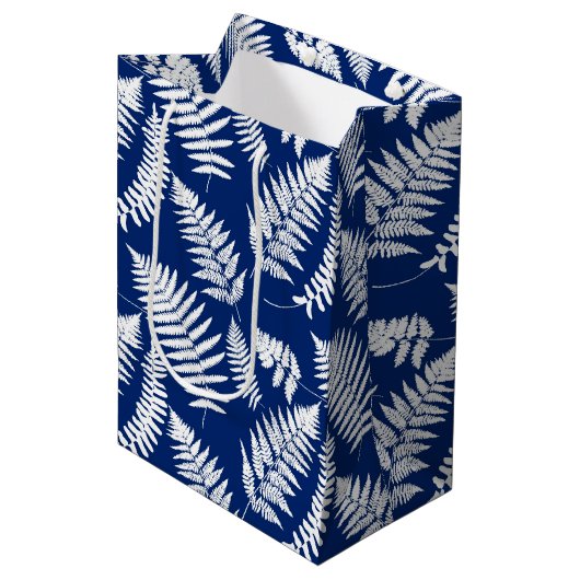 Woodland Fern Pattern, Cobalt Blue en White Medium Cadeauzakje (Voorkant Gekanteld)
