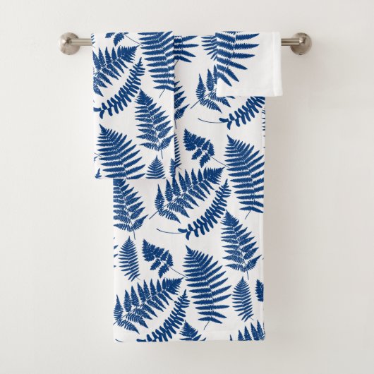 Woodland Fern Pattern, Cobalt Blue op White Bad Handdoek (Insitu)