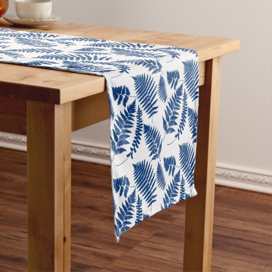 Woodland Fern Pattern, Cobalt Blue op White Korte Tafelloper (Voorbeeld)