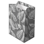 Woodland Fern Pattern, Grey / Grey and White Medium Cadeauzakje (Achterkant Gekanteld)
