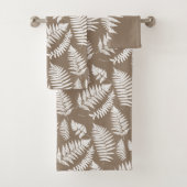 Woodland Fern Pattern, Taupe Tan en White Bad Handdoek (Insitu)