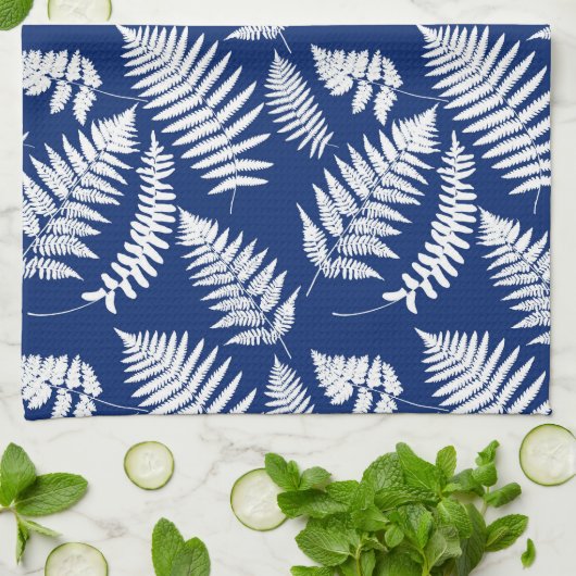 Woodland Fern Pattern, White on Cobalt Blue Theedoek (Gevouwen)