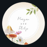 Woodland Forest Mushroom Floral Wedding Ronde Sticker<br><div class="desc">Het thema van de bruiloft van bosbossen met afbeeldingen van paddenstoelen,  wilde bloemen en botanische groen met namen van bruid en bruin binnen de cirkel.</div>