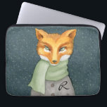 Woodland Fox in de winter met Monogram Laptop Sleeve<br><div class="desc">Een unieke waterverf van een bosvos in winterse sneeuwval gebundeld in een lichtgroene sjaal. De grijze jas heeft een aangepast monogram dat u met uw gewenste monogram kunt bewerken.</div>