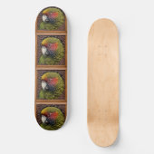 Woodland Harmony: Green Loriket op gesneden hout Persoonlijk Skateboard (Voorkant)