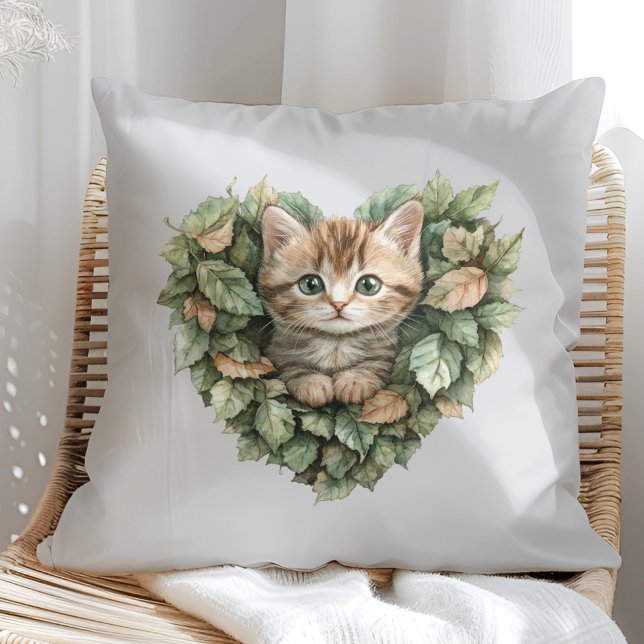 Woodland Heart Kat - Gezellige Herfst Kussen (Woodland Heart Kitty - Cozy Fall Throw Pillow in a sunny boho rattan chair.)
