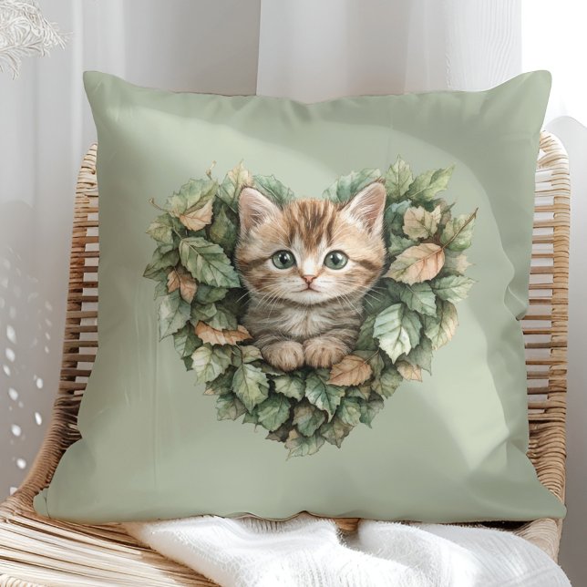 Woodland Heart Kat - Gezellige Herfst Kussen (Woodland Heart Kitty - Cozy Fall Throw Pillow in a sunny boho rattan chair.)