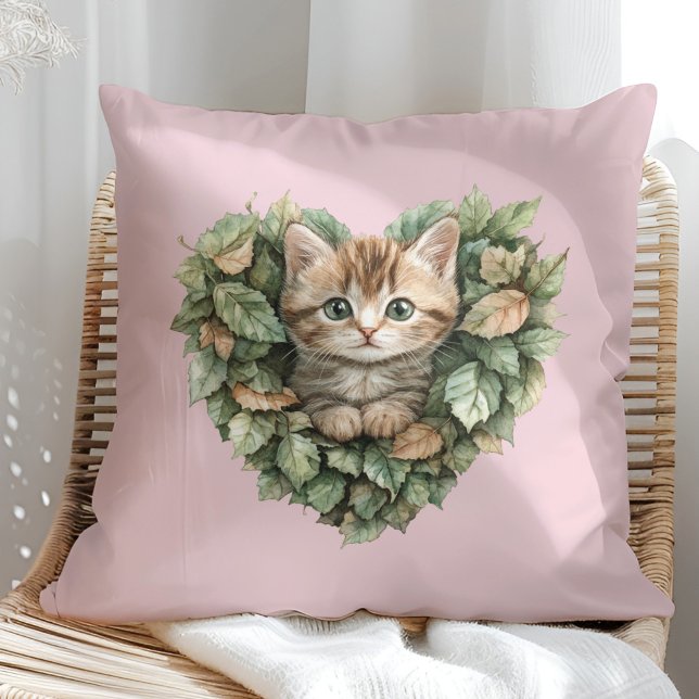 Woodland Heart Kat - Gezellige Herfst Kussen (Woodland Heart Kitty - Cozy Fall Throw Pillow in a sunny boho rattan chair.)