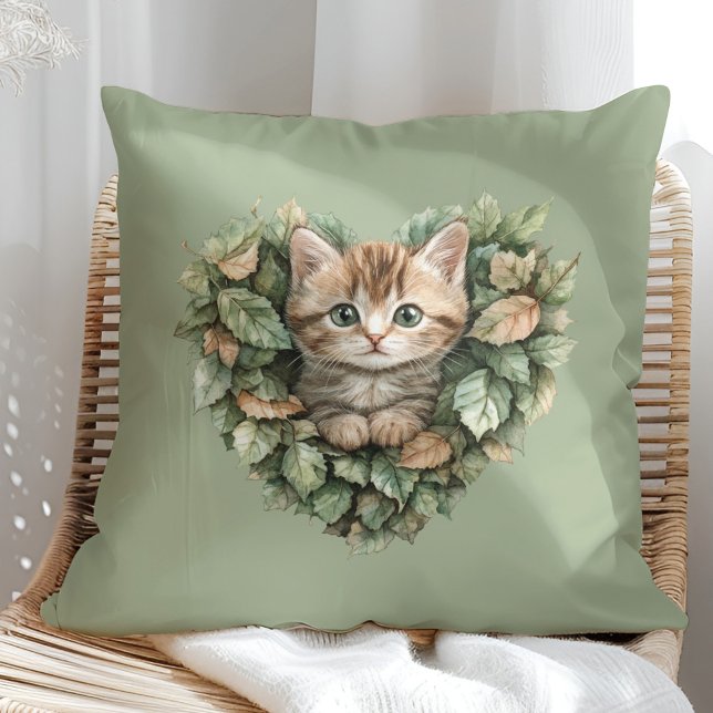 Woodland Heart Kat - Gezellige Herfst Kussen (Woodland Heart Kitty - Cozy Fall Throw Pillow in a sunny boho rattan chair.)