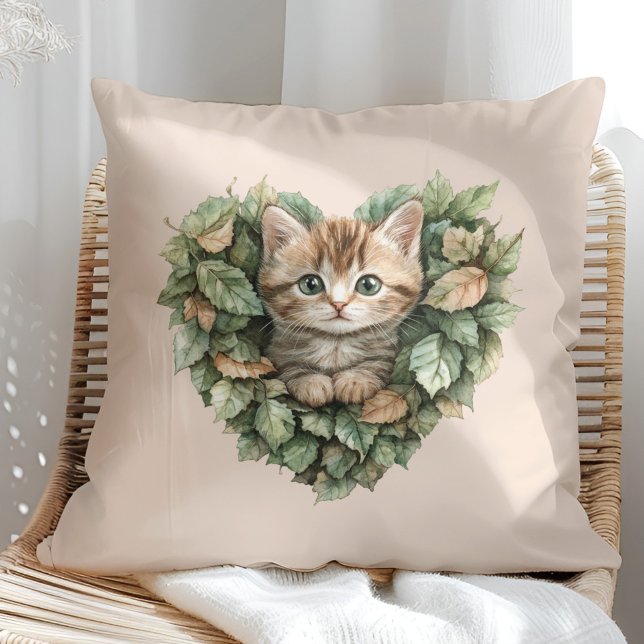 Woodland Heart Kat - Gezellige Herfst Kussen (Woodland Heart Kitty - Cozy Fall Throw Pillow in a sunny boho rattan chair.)