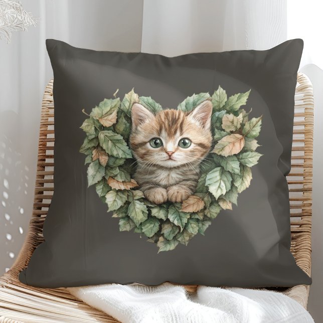Woodland Heart Kat - Gezellige Herfst Kussen (Woodland Heart Kitty - Cozy Fall Throw Pillow in a sunny boho rattan chair.)