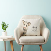 Woodland Opossum Baby • Warm Cream Nursery Kussen (Stoel)