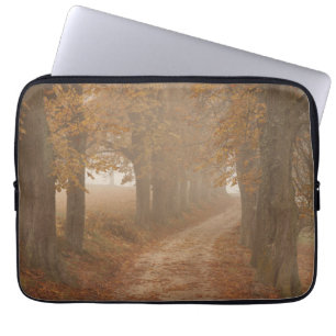 Woodland Path gelinkt door Autumn Trees Foto Laptop Sleeve