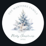 Woodland Pine Forest Deer Merry Christmas Ronde Sticker<br><div class="desc">Een schattig baby hert is genesteld in de winter dennentakken. Merry Christmas is geschreven in een eenvoudig script hieronder,  met een extra regel hieronder om de maatregel verder aan te passen. Alle tekst op deze kaart kan worden bewerkt.</div>