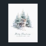 Woodland Pine Forest Wolf Vrolijk kerstfeest Feestdagenkaart<br><div class="desc">Een baby-wolf is genesteld in een winterbos. Merry Christmas is geschreven in een eenvoudig script hieronder,  met een extra regel hieronder om de maatregel verder aan te passen. Alle tekst op deze kaart kan worden bewerkt. Er is een kerstboodschap voor u om te personaliseren op de rug.</div>