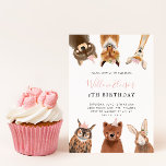 Woodland Pink Birthday Party Kaart<br><div class="desc">Uitnodiging van de verjaardagsfeestdag van het kind om te kotsen en plezier te maken,  met illustratie van bosbouwhuisdieren van racconen,  vossen,  herten,  uil,  beer en konijnen. In de tekst staat "Wilde Een". Ideaal voor het verjaardagsfeest van een meisje.</div>
