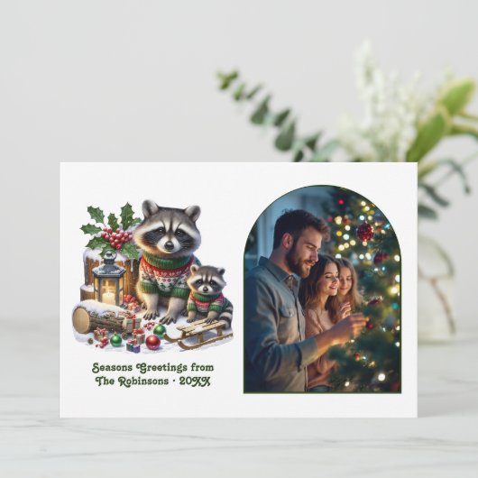 Woodland Raccoon Family Rustic Forest Christmas Feestdagenkaart (Staand voorkant)