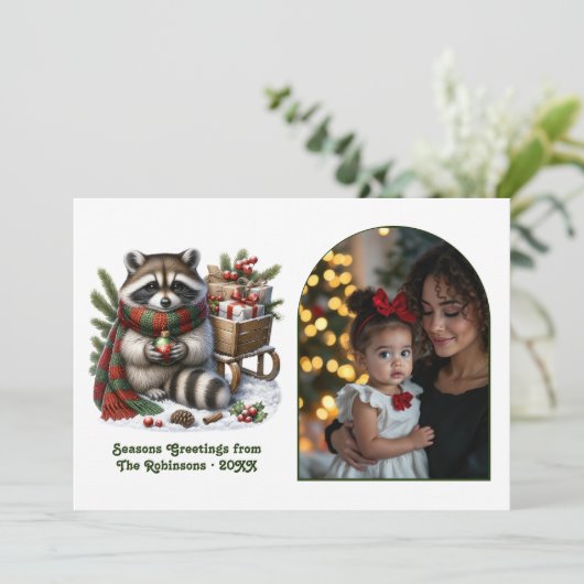 Woodland Raccoon Seasons Greeting Rustic Christmas Feestdagenkaart (Staand voorkant)