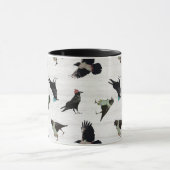 Woodland Raven in wintersjaal, Pet grillige vogel Mok (Midden)