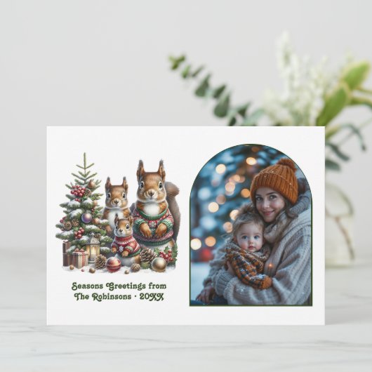 Woodland Squirrel Family Cozy Forest Christmas Feestdagenkaart (Staand voorkant)