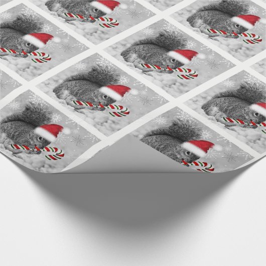 Woodland Squirrel in Red Santa Hat met Candycane Cadeaupapier (Hoek)