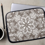 Woodland Squirrels Mandala Laptop Sleeve<br><div class="desc">Op zoek naar een stijlvol en gepersonaliseerd laptophoesje dat uw apparaat beschermt en tegelijkertijd uw unieke stijl zichtbaar maakt? Kijk niet verder dan onze handgetekende eekhoorns mandala laptop hoesje! Met een prachtig en ingewikkeld ontwerp van schattige eekhoorns, herfstbladeren en boselementen die in een mandala worden gepatterd, heeft dit prachtige technische...</div>