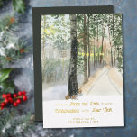 Woodland Walk Peace and Love Rustic Country Gold Folie Feestdagenkaart<br><div class="desc">Waterverf schilderachtig kerstkaart met luxe gouden folie typografie. Design kenmerkt een vreedzaam landschap van landstrook in de winter met lantaarns en de zachte gloed van de zon. De formulering luidt: "wens je vrede en liefde voor Christmastime en het Nieuwjaar" en de sjabloon is klaar om je te personaliseren.</div>