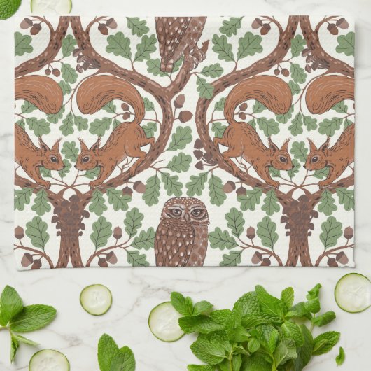 Woodland Whispers/Uilen en Eekhoorns in de Eik/mo Theedoek (Gevouwen)