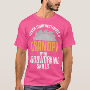 Woodworking Grandpa Family onderschat Ski nooit T-shirt