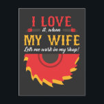 Woodworking Husband Carpenter Woodwerkster Briefkaart<br><div class="desc">Een grappig cadeautje voor makers en timmerlieden,  mensen die houtsnippers als manglitter beschouwen. Geweldig Woodworking Design voor vader,  grootvader of oom voor hun verjaardagsfeest of hun pensionering.</div>