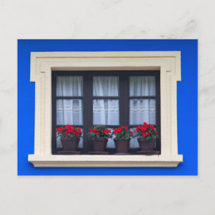 Woonhuis met bloemen in de ramen briefkaart