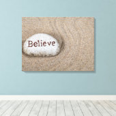 woord Geloof op strand rots Canvas Afdruk (Insitu (Houten vloer))
