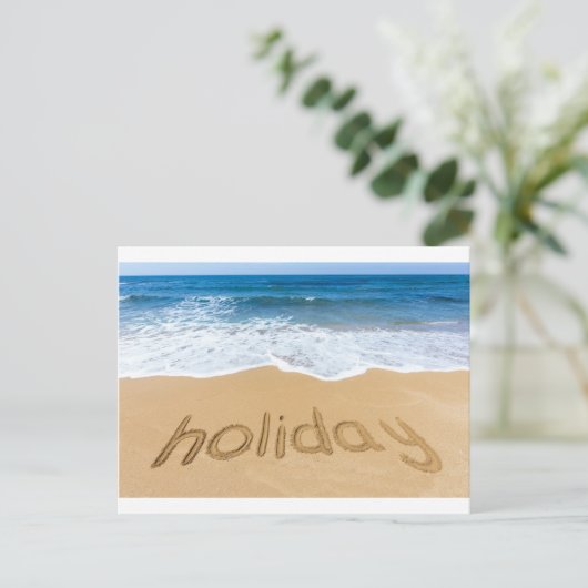 Woord vakantie geschreven in zand op het strand feestdagenkaart (Staand voorkant)