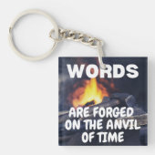 Woorden zijn vervalst op het aambeeld van de tijd sleutelhanger (Voorkant)