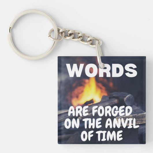 Woorden zijn vervalst op het aambeeld van de tijd sleutelhanger (Voorkant)