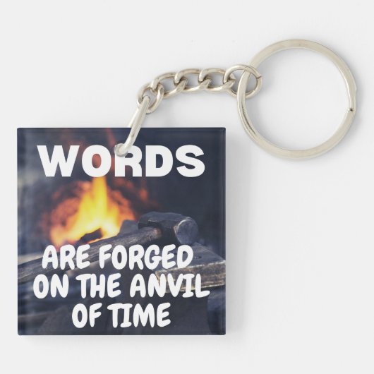 Woorden zijn vervalst op het aambeeld van de tijd sleutelhanger (Achterkant)